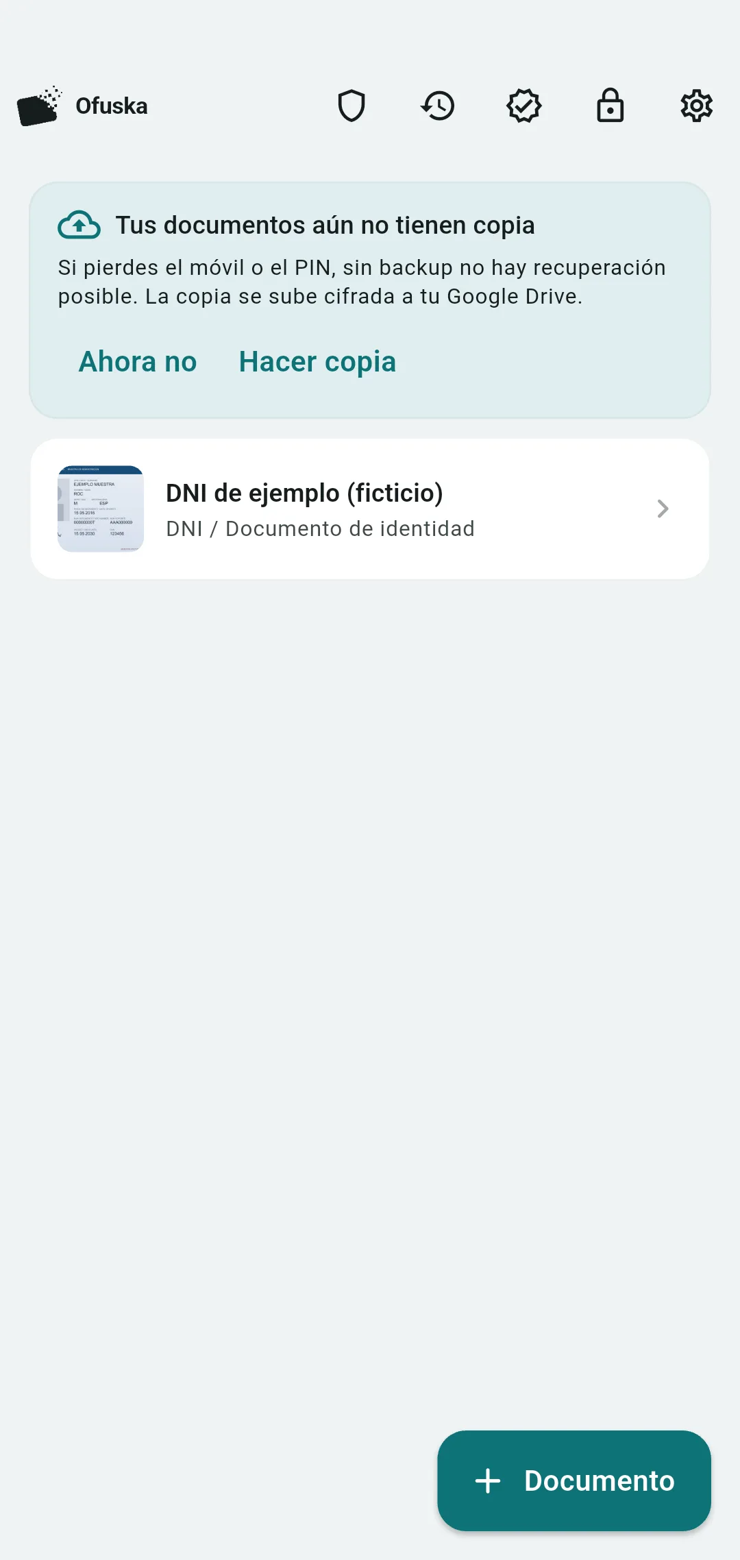Copia de tarjeta sanitaria con el número de la Seguridad Social tapado y mosaico de seguridad